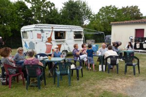 La-caravane-bar-du-festival-musical-charentais-Villages-Sessions